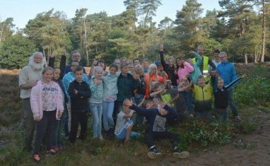 Lunterse schoolkinderen werken in de natuur